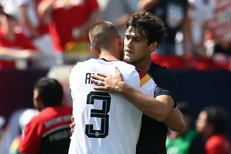 Fussball-Maenner-Nationalmannschaft-Vorbereitung-auf-die-Fussball-WM-2026-Laenderspiel-USA-Deutschland-im-Soldier-Field-Waldemar-Anton-Deutschland-und-Gio-Reyna-USA-umarmen-sich-nach-dem-Spiel