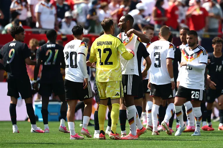Fussball-Maenner-Nationalmannschaft-Vorbereitung-auf-die-Fussball-WM-2026-Laenderspiel-USA-Deutschland-im-Soldier-Field-Torhueter-Oliver-Baumann-Deutschland-und-Jonathan-Tah-Deutschland-umarmen-sich-nach-dem-Spiel