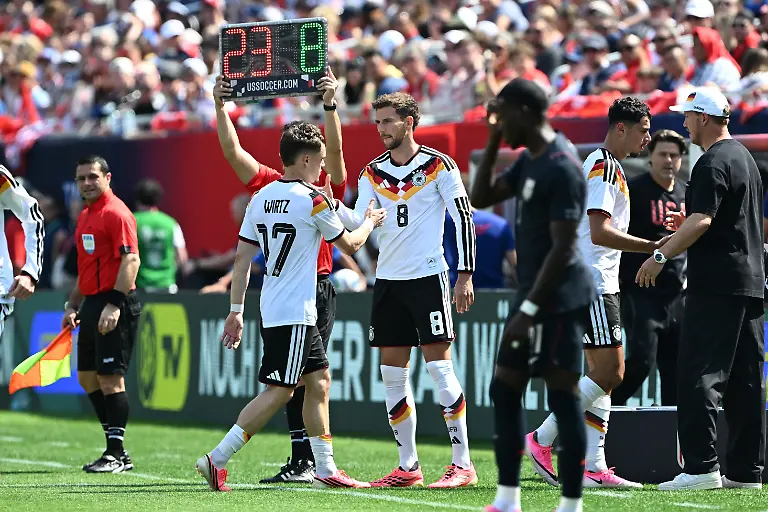 Fussball-Maenner-Nationalmannschaft-Vorbereitung-auf-die-Fussball-WM-2026-Laenderspiel-USA-Deutschland-im-Soldier-Field-Florian-Wirtz-Deutschland-wird-von-Leon-Goretzka-Deutschland-ausgewechselt