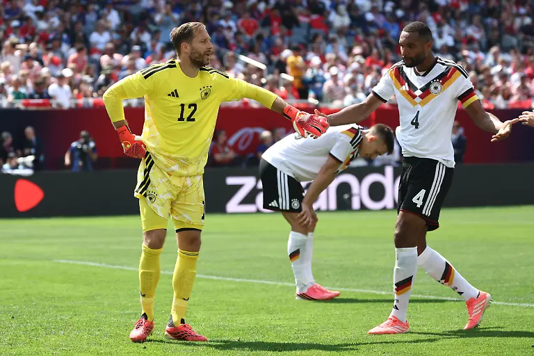 Fussball-Maenner-Nationalmannschaft-Vorbereitung-auf-die-Fussball-WM-2026-Laenderspiel-USA-Deutschland-im-Soldier-Field-Torhueter-Oliver-Baumann-l-Deutschland-und-Jonathan-Tah-Deutschland-reagieren-im-Spiel