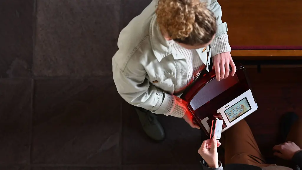 In-manchen-Kirchen-sind-digitale-Klingelbeutel-im-Einsatz