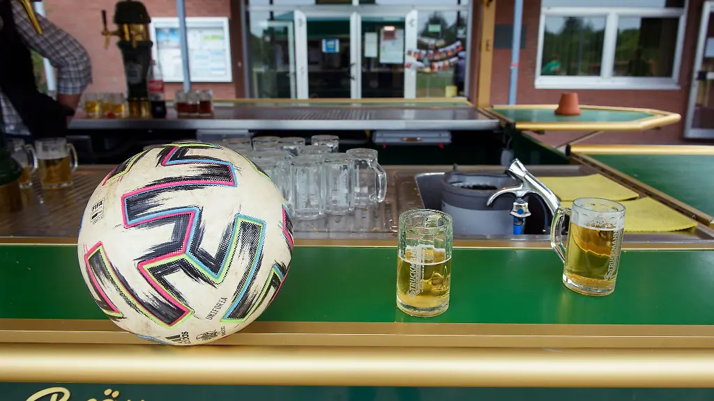 Nach-haerteren-Zeiten-durch-weniger-Konsum-und-steigende-Preise-blicken-Bierproduzenten-mit-Spannung-auf-den-Sommer-und-die-Fussball-WM