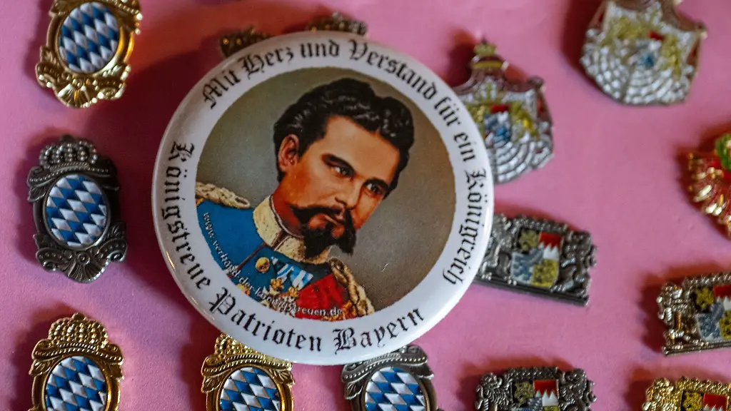 Von-Koenig-Ludwig-II-gibt-es-Anstecker-Bierkruege-und-T-Shirts