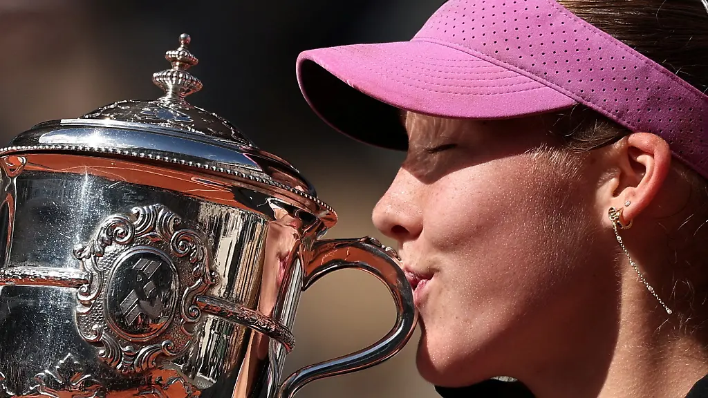 Tennis-French-Open-Roland-Garros-Paris-France-June-6-2026-Russia-s-Mirra-Andreeva-celebrates-with-the-trophy-after-winning-her-final-match-against-Poland-s-Maja-Chwalinska-REUTERS-Benoit-Tessier-TPX-IMAGES-OF-THE-DAY
