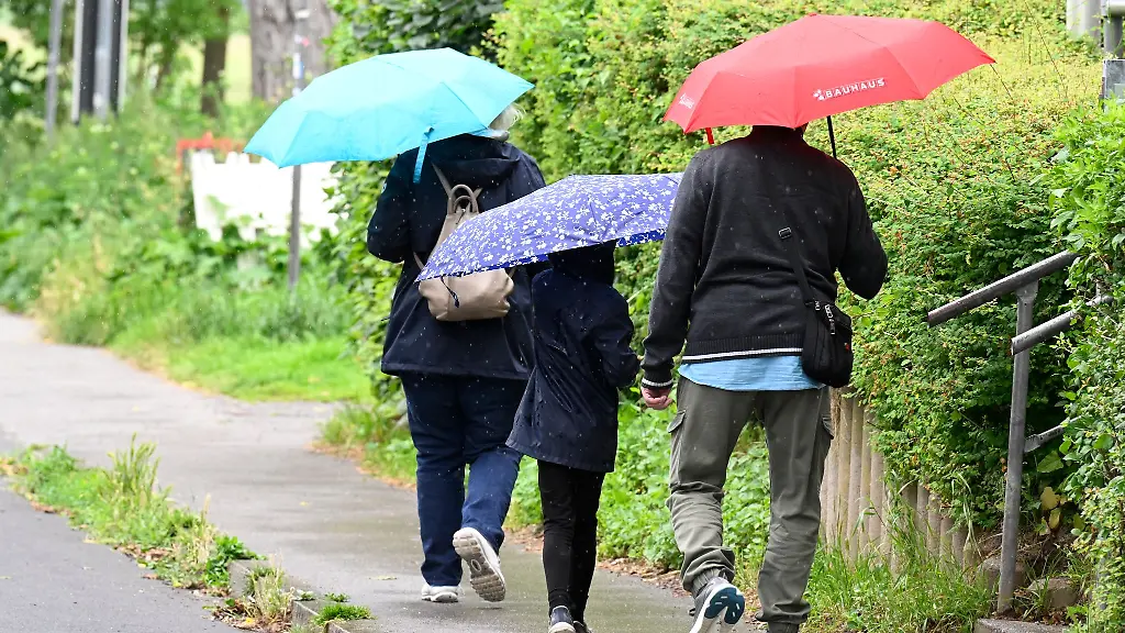 Auch-zu-Beginn-der-neuen-Woche-sollten-die-Menschen-in-Nordrhein-Westfalen-ihre-Regenschirme-bereithalten