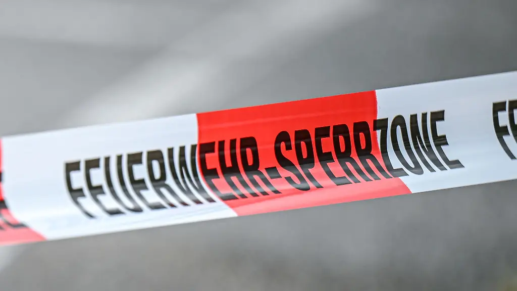 Die-Feuerwehr-sperrte-den-Gefahrenbereich-weitraeumig-ab