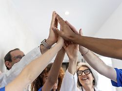 Viele haben Grundpessimismus: Studie: Menschen sind kooperat