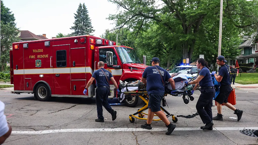Ersthelfer-helfen-einer-verletzten-Frau-nach-einem-Schusswaffenvorfall-bei-einem-Sommerfestival-in-Toledo-Ohio