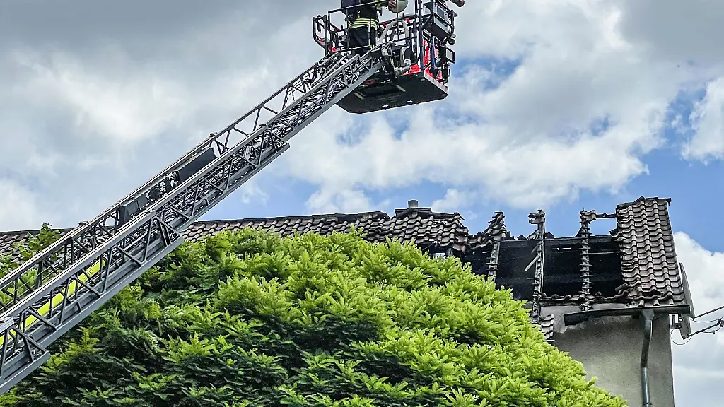 Die-Loescharbeiten-der-Feuerwehr-am-Dachstuhl-laufen