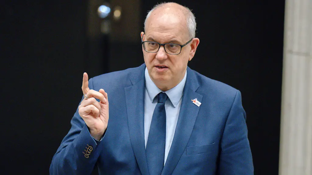 Andreas-Bovenschulte-beim-Pressestatement-am-Rande-der-1063-Sitzung-des-Bundesrates-im-Plenarsaal-des-Preussischen-Herrenhauses-Berlin-27-03
