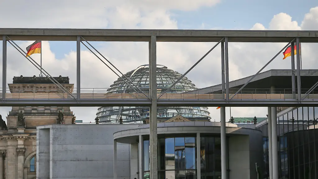 Berlin-Deutschland-Deutscher-Bundestag-Aussenansicht-am-Freitag-vor-Beginn-der-ersten-Parlamentswoche-nach-der-Sommerpause