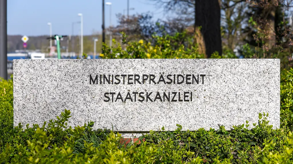 Kiel-Schild-vor-der-Staatskanzlei-des-Landes-Schleswig-Holstein-am-Duesternbrooker-Weg-104-wo-der-Ministerpraesident-des-Landes-seinen-Arbeitsplatz-hat