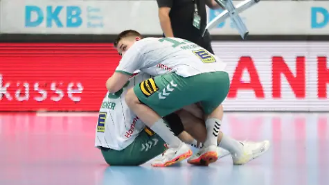 Ian-Weber-13-GWD-Minden-troestet-Tom-Bergner-28-GWD-Minden-nach-der-Niederlage-und-dem-Abstieg-relegation-Handball-DAIKIN-HBL-1-Bundesliga-Bundesliga-Saison-2025-2026-34-Spieltag-SC-DHfK-Leipzig-vs-GWD-Minden-am-07-06-2026-in-der-Quarterback-Immobilien-Arena-Leipzig