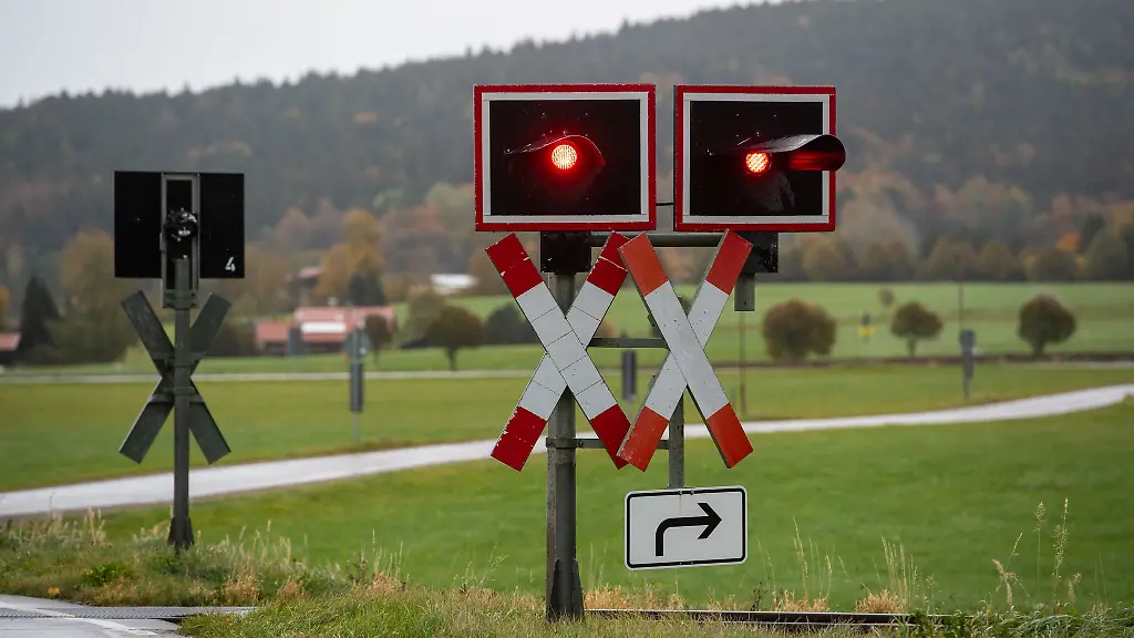 Der-Fahrer-wurde-in-seinem-Auto-eingeklemmt