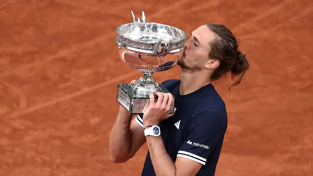 Tennis-French-Open-Roland-Garros-Paris-France-June-7-2026-Germany-s-Alexander-Zverev-kisses-the-trophy-as-he-celebrates-winning-the-final-against-Italy-s-Flavio-Cobolli-REUTERS-Guglielmo-Mangiapane