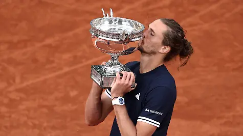 Tennis-French-Open-Roland-Garros-Paris-France-June-7-2026-Germany-s-Alexander-Zverev-kisses-the-trophy-as-he-celebrates-winning-the-final-against-Italy-s-Flavio-Cobolli-REUTERS-Guglielmo-Mangiapane