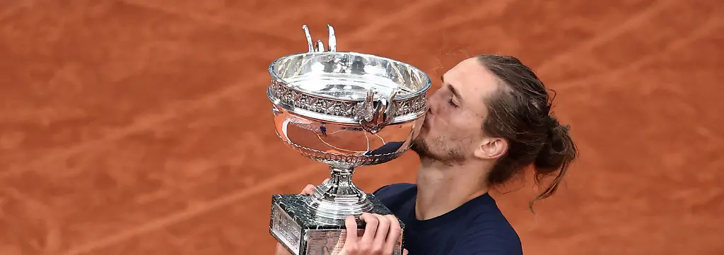 Tennis-French-Open-Roland-Garros-Paris-France-June-7-2026-Germany-s-Alexander-Zverev-kisses-the-trophy-as-he-celebrates-winning-the-final-against-Italy-s-Flavio-Cobolli-REUTERS-Guglielmo-Mangiapane