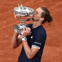 Tennis-French-Open-Roland-Garros-Paris-France-June-7-2026-Germany-s-Alexander-Zverev-kisses-the-trophy-as-he-celebrates-winning-the-final-against-Italy-s-Flavio-Cobolli-REUTERS-Guglielmo-Mangiapane