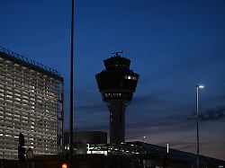 Lage unklar: Brandgeruch: Flughafen München stellt Betrieb e