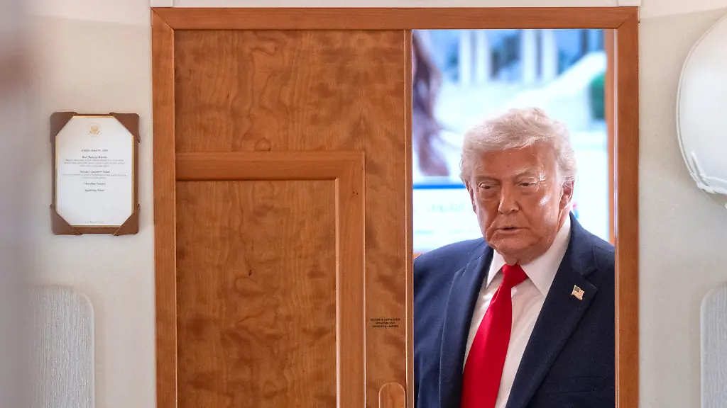 President-Donald-Trump-arrives-to-speak-to-reporters-aboard-Air-Force-One-en-route-from-Joint-Base-Andrews-Md-to-Eau-Claire-Wis-Friday-June-5-2026