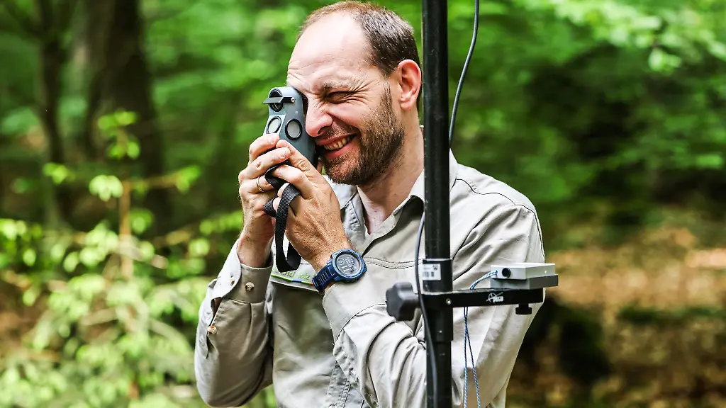 Keding-prueft-mit-einem-speziellen-Geraet-welche-Baeume-innerhalb-eines-festgelegten-Winkels-stehen-und-somit-fuer-die-Stichprobe-erfasst-werden