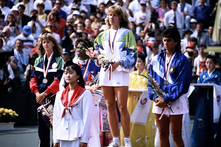 GRAF-Stefanie-Steffi-Team-GER-bei-der-Siegeehrung-Finale-der-Frauen-gegen-Gabriela-Sabatini-Olympische-Sommerspiele-1988-in-Sued-Korea-01