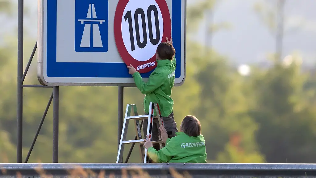 Die-Aktivisten-rueckten-mit-einer-Leiter-an