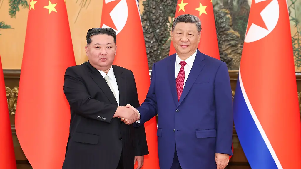 Der-nordkoreanische-Machthaber-Kim-Jong-Un-l-trifft-den-chinesischen-Praesidenten-Xi-Jinping-in-der-Grossen-Halle-des-Volkes