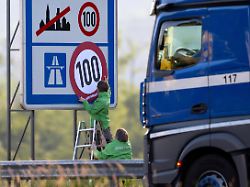 Ein Hauch von Letzter Generation: Greenpeace klebt Tempo-100