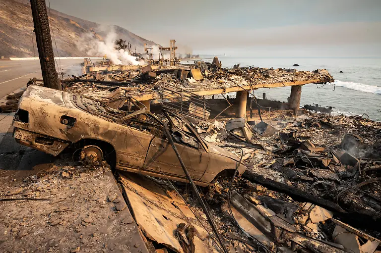 Fernwood-CA-January-09-Beachfront-property-lies-in-ruins-along-the-pacific-coast-in-Malibu-on-Thursday-January-9-2025