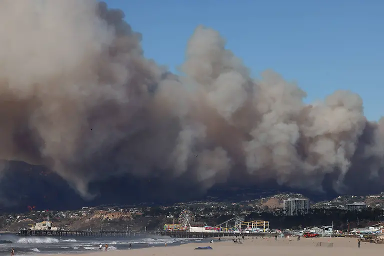 News-Bilder-des-Tages-January-7-2025-Los-Angeles-California-USA-A-wildfire-burns-in-the-Pacific-Palisades-are-of-Los-Angeles-near-the-Santa-Monica-pier-Los-Angeles-USA-ZUMAa01-20250107-zaf-a01-003-Copyright-xJonathanxAlcornx