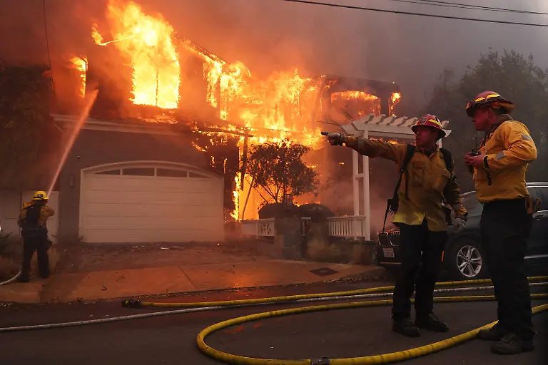 January-7-2025-Los-Angeles-California-USA-Firefighters-battle-a-burning-home-on-Bollinger-Dr-in-Pacific-Palisades-The-fast-moving-brush-fire-has-grown-to-more-than-1-200-acres-and-is-forcing-some-residents-in-the-area-to-evacuate-their-homes