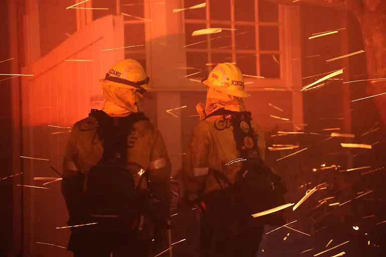 PALISADES-LOS-ANGELES-CALIFORNIA-USA-08-January-2025-Firefighters-try-to-douse-the-flames-as-a-building-is-consumed-by-flames-from-devastating-wildfires-in-the-Pacific-Palisades-area-of-California-USA-Credit-Atlas-Photo-Archive-Cal-Fire-Avalon-United-States-California-Los-Angeles-Pacific-Palisades-PUBLICATIONxNOTxINxUKxFRAxUSA-Copyright-xAtlasxPhotoxArchive-CalxFirex-xAvalonx-0952723617