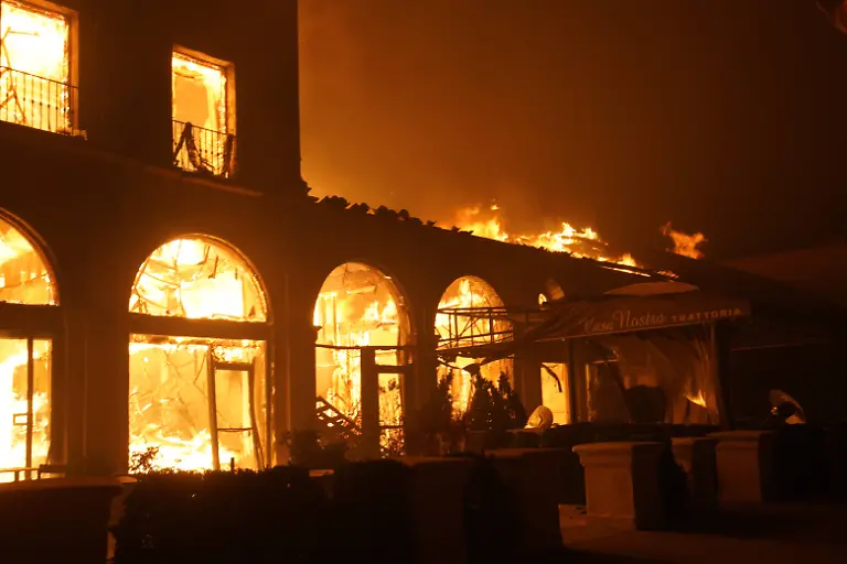 January-8-2025-Pacific-Palisades-California-United-States-A-restaurant-in-Pacific-Palisades-burns-overnight-The-wildfire-in-Pacific-Palisades-which-began-on-Tuesday-January-7th-quickly-spread-due-to-the-Santa-Ana-winds-in-the-Los-Angeles-area-Hundreds-of-homes-and-vehicles-have-been-destroyed-and-thousands-of-people-have-been-evacuated-Firefighters-have-been-battling-the-blaze-overnight-but-it-remains-uncontrollable-due-to-the-strong-winds-As-of-now-Cal-Fire-reports-that-approximately-3-000-acres-of-land-have-been-affected