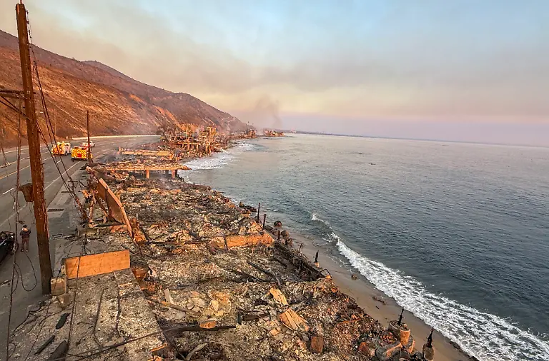 Malibu-CA-January-09-Destroyed-homes-along-Pacific-Coast-Highway-in-Malibu-CA-during-the-Palisades-Fire-on-Thursday-January-9-2025