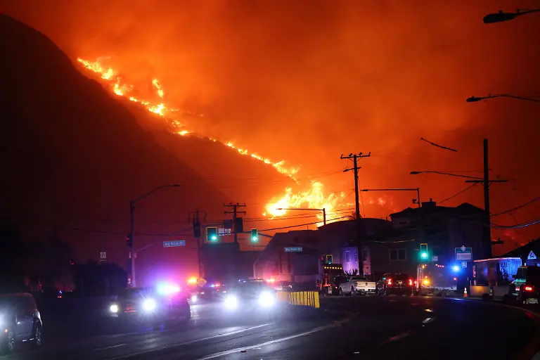 January-7-2025-Malibu-California-U-S-A-Fire-broke-out-on-January-7-2025-in-the-wealthy-town-of-Pacific-Palisades-on-the-edge-of-Malibu-due-to-unusually-strong-Santa-Ana-winds-that-exceeded-100-MPH-sending-an-inferno-of-orange-and-red-flames-to-race-down-the-mountain-toward-Pacific-Coast-Highway-PCH-in-Los-Angeles-County-Malibu-U-S
