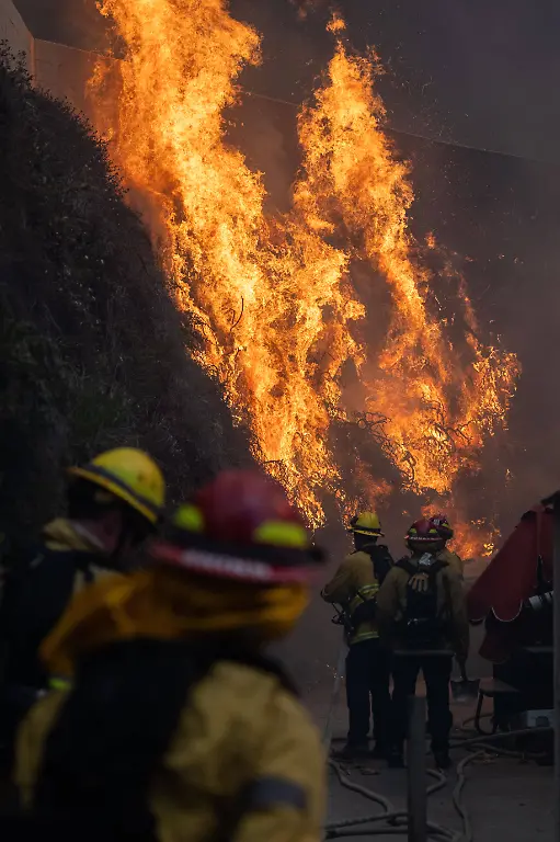 Palisades-Fire-in-Pacific-Palisades-US-07-Jan-2025-Cal-Firefighters-fight-the-Palisades-Fire-Palisades-Fire-burning-through-Pacific-Palisades-California-forcing-thousands-to-evacuate-Fueled-by-Santa-Ana-winds-the-fire-currently-sits-at-1-260-acres-and-remains-0-contained