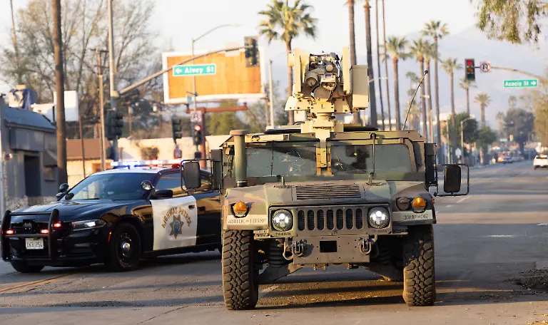 January-10-2025-Pacific-Palisades-California-USA-U-S-National-GuardAaa-s-camouflaged-armored-vehicle-in-front-of-a-Burger-joint-the-sign-says-AaoeChar-BroiledAaA-like-most-of-the-houses-in-Altadena-after-the-ongoing-Eaton-fire-It-is-empty-because-the-guardsmen-are-assisting-with-traffic-control-Pacific-Palisades-U-S
