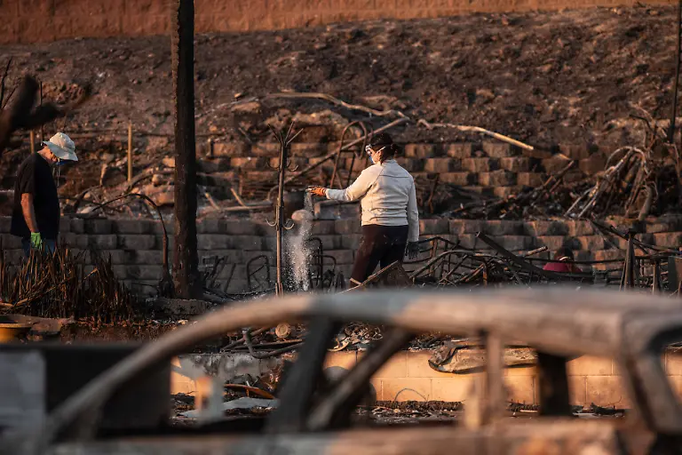 January-10-2025-Los-Angeles-California-USA-James-O-Malley-and-his-daughter-Mika-sift-thru-the-ashes-of-what-used-to-be-their-Mobile-home-in-Pacific-Palisades-Mobile-Home-Park-on-PCH