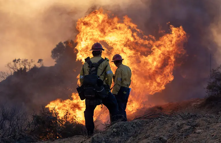 January-10-2025-Pacific-Palisades-Ca-Ca-United-States-Fire-crests-the-hills-behind-Pacific-Palisades-Saturday-morning-as-fire-fighting-crews-battle-the-flames-in-Topanga-State-Park-Pacific-Palisades-Ca-United-States-PUBLICATIONxINxGERxSUIxAUTxONLY-ZUMAa35-20250110-zaf-a35-001-Copyright-xDanielxA