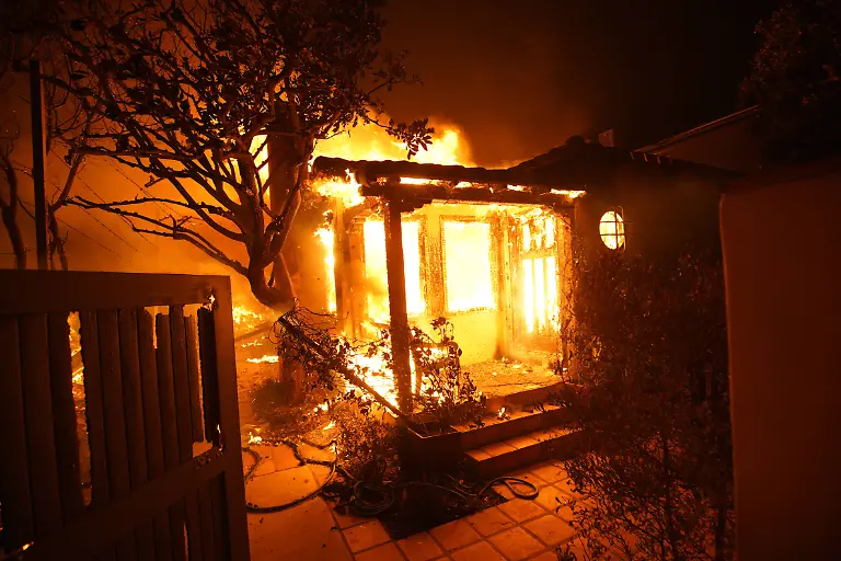 January-8-2025-Pacific-Palisades-California-USA-Houses-and-buildings-burn-from-the-Pacific-Palisades-wildfire-The-wildfire-in-Pacific-Palisades-which-began-on-Tuesday-January-7th-quickly-spread-due-to-the-Santa-Ana-winds-in-the-Los-Angeles-area-Hundreds-of-homes-and-vehicles-have-been-destroyed-and-thousands-of-people-have-been-evacuated-The-Palisades-Fire-has-burned-well-over-5-000-acres-and-is-growing-at-zero-percent-containment-according-to-authorities