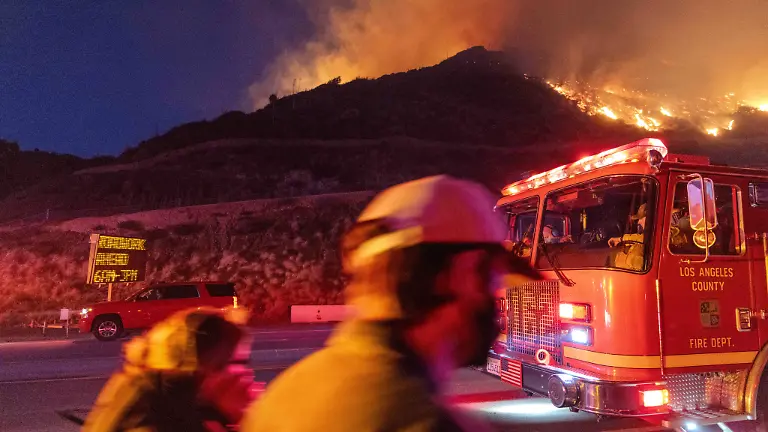 January-7-2025-Malibu-California-U-S-A-Fire-broke-out-on-January-7-2025-as-seen-from-the-PCH-Pacific-Coast-Highway-in-the-affluent-town-of-Pacific-Palisades-on-the-edge-of-Malibu-CA-due-to-unusually-strong-Santa-Ana-winds-that-exceeded-100-MPH-Malibu-U-S