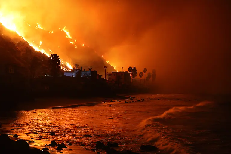 Malibu-California-January-8-2025-The-Palisades-Fire-approaches-the-Pacific-Ocean-along-PCH-in-Malibu-Tuesday