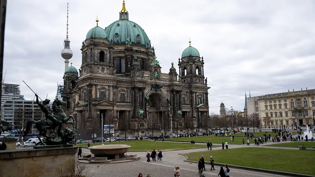 Ein-Kreuz-aus-130-Rettungswesten-am-Berliner-Dom-soll-an-Menschen-erinnern-die-auf-der-Flucht-nach-Europa-ihr-Leben-verloren-haben
