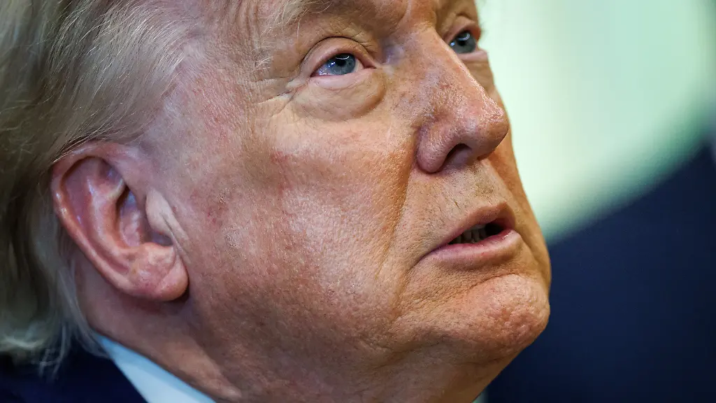 United-States-President-Donald-J-Trump-makes-an-announcement-on-aBeautiful-Clean-Coala-in-the-Oval-Office-of-the-White-House-in-Washington-DC-USA-on-June-4-2026-Trump-is-announcing-a-plan-to-invest-700-million-for-coal-plants-and-energy-infrastructure-using-the-Defense-Production-Act