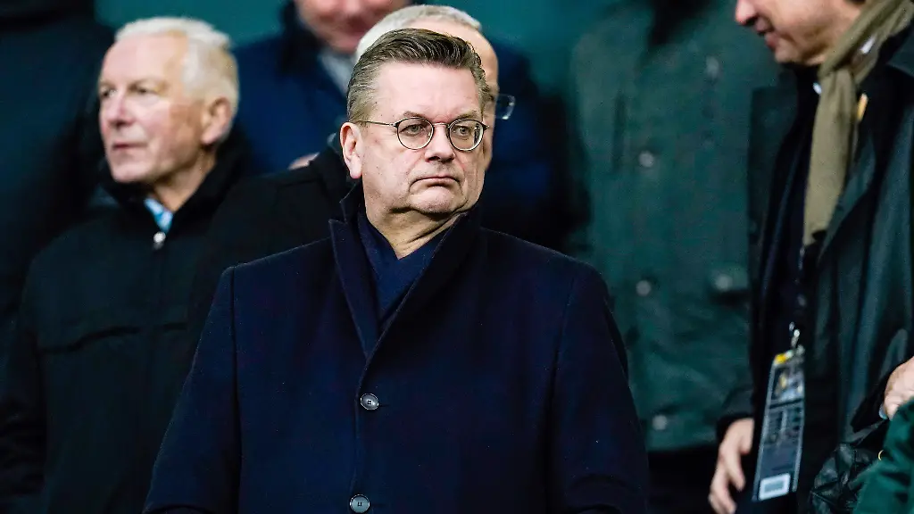 Reinhard-Grindel-steht-auf-der-Tribuene-eines-EM-Qualifikationsspiel