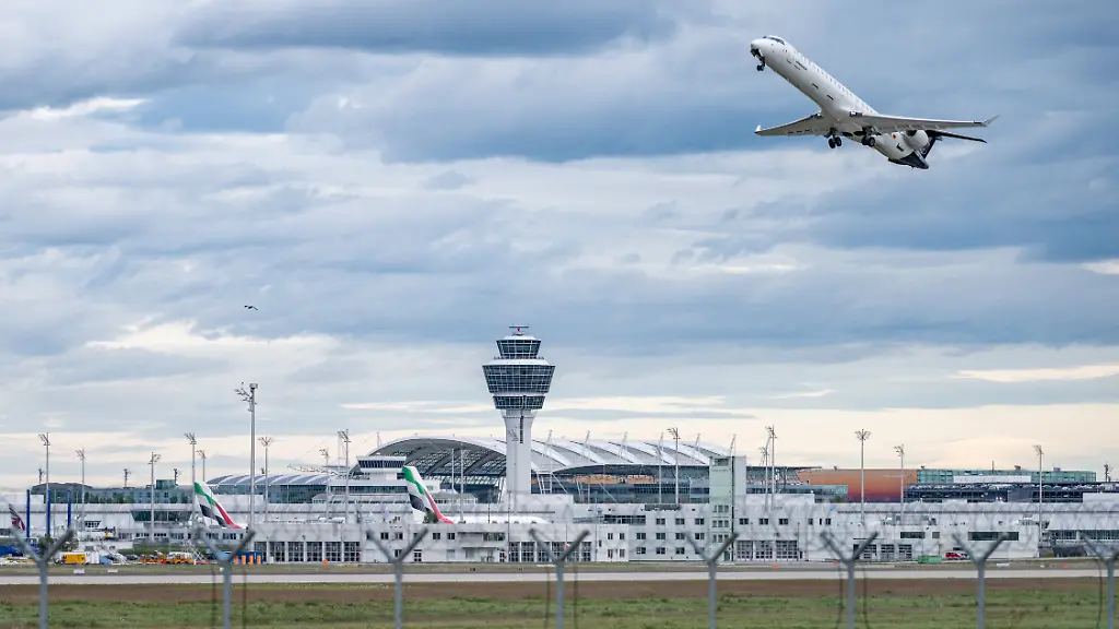 Ein-Flugzeug-startet-am-Muenchner-Flughafen-Nach-Sichtungen-von-Drohnen-wurde-der-Flugbetrieb-am-Samstagmorgen-wieder-aufgenommen
