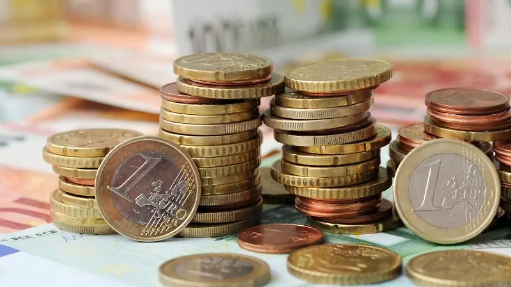Euro-Muenzen-auf-Euro-Banknoten