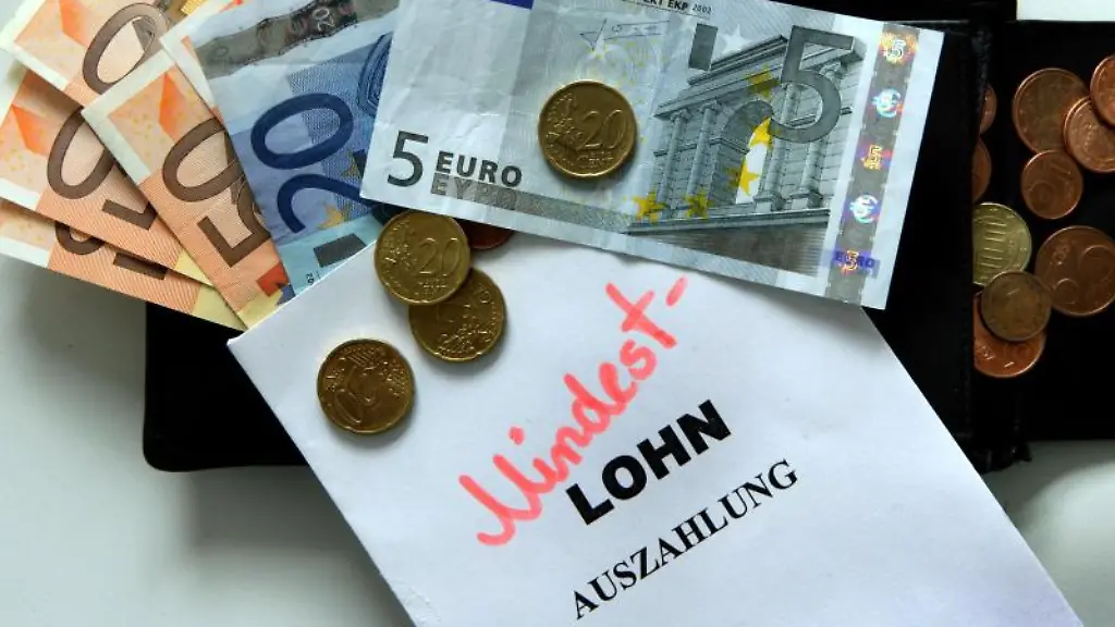 Geld-liegt-neben-einem-Zettel-mit-der-Aufschrift-Mindestlohn