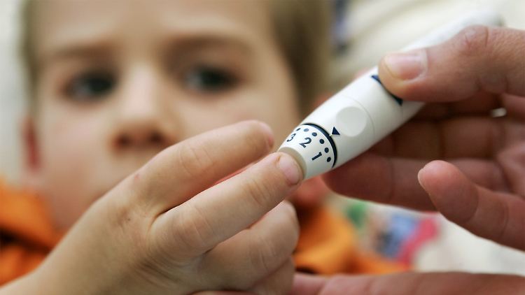 Typ-1-Diabetes wird durch Insulinmangel verursacht und beginnt meist im Kindes- und Jugendalter.